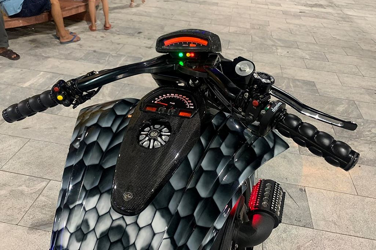 Hệ thống phanh trên xe cũng thay đổi để đồng bộ nâng cấp. Phanh trước là “combo” bao gồm đĩa kép Galfer lòng sống để chịu lực ép cao, đi cùng hai kẹp phanh Brembo 484 Quick Connect titanium.