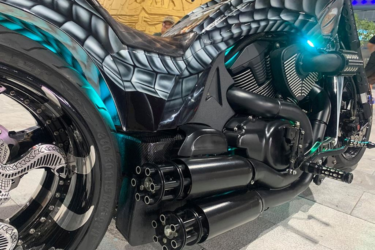 Ấn tượng nhất trên xe là bộ mâm với kích thước lốp ngoại cỡ. Mâm sau bản rộng được thiết kế khá công phu, với 5 chấu mỗi chấu tạo hình theo tư thế phòng thủ của loài “hổ mang chúa”, đi cùng lốp Corba 300/35VR18 cho phần “mông” đậm chất chơi. Tương tự, bánh trước cũng tăng cường với lốp Corba 180/35ZR18 để tạo sự cân đối cho toàn thân xe.