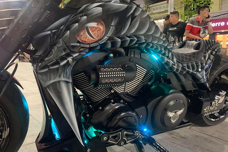 Nếu không có phần giới thiệu, với cái nhìn đầu tiên, và thậm chí là bạn sờ tận tay, soi từng con ốc, cũng khó mà nhận ra đây là một chiếc Intruder M1800R, bởi lẽ nó đã được lột xác hoàn toàn, nâng cấp lên một diện mạo mới, chất hơn, phong cách hơn và đậm chất chơi hơn nhiều. Ngoại hình xe được sơn rất ấn tượng tạo hiệu ứng 3D như lớp vẩy của loài bò sát mà cụ thể là ý tưởng từ loài “rắn hổ mang chúa”, tạo điểm nhấn cho xe.