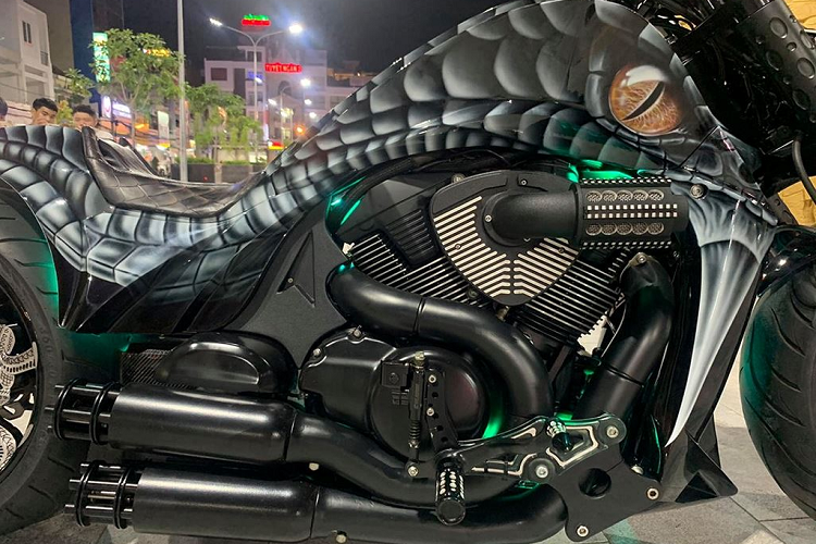 Chiếc Suzuki Intruder 1800cc độ khủng được nhắc đến trong bài viết này thuộc dòng S, nhưng đã được làm mới lại cực kỳ ấn tượng. Có thể xem là chiếc Intruder-S độ khủng và độc nhất Việt Nam hiện nay, nó thuộc về CLB Baby Speed tại Long Xuyên, một đơn vị thường xuyên giới thiệu những bản độ độc đáo đón đầu xu hướng chơi xe.