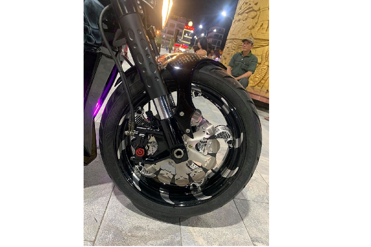Phanh sau là đĩa Galfer đơn, kết hợp kẹp phanh Brembo Billet HP 2-piston áp suất lớn. Như vậy, với hệ thống phanh nâng cấp từ Brembo, cỗ máy 1783cc sẽ dễ dàng hãm tốc, đàm bảo an toàn cao cho người lái.