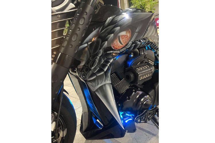 Trong khi đó, đèn Stop là dạng LED dài, được tích hợp ngay tại vị trí biển số, và biển số được đặt dọc lại, xếp gọn gàng bên trái thân xe rất phá cách.