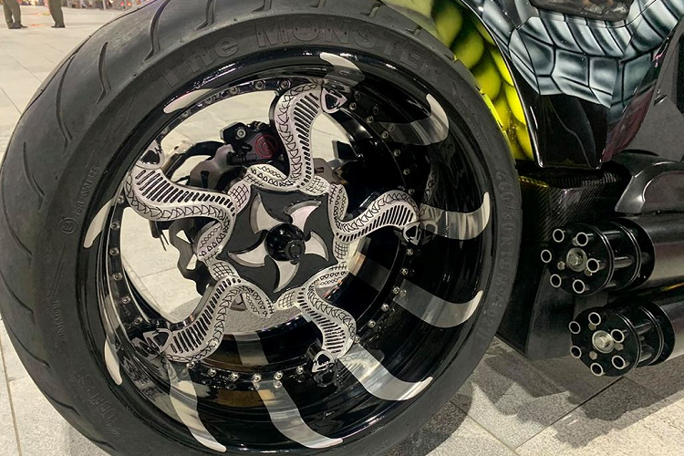 Máy V-Twin của hổ mang chúa Suzuki Intruder-S nổi danh với âm thanh nổ đặc trưng, là một trong những loại âm thanh hút hồn nhất và cũng dễ gây giật mình nhất. Với cặp piston 122mm bên trong, trái tim của Intruder-S cho ra tiếng nổ lớn, rời rạc và tràn đầy “sức sống”. Âm thanh đó sẽ được nâng thêm một bậc với ống pô dạng bô xoay 6 nòng và khi máy nổ ống xả sẽ xoay như súng đại liên bắn khá thú vị.