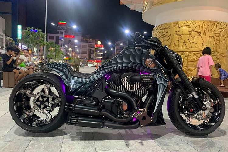 Bên cạnh việc trang bị bánh béo hầm hố, hệ thống phuộc trước cũng được thay đổi với ống lồng CNC hoạ tiết tạo sự tương phản cao. Các hoạ tiết này đồng bộ với tay nắm của xe, bộ gác chân, cần số và càng thắng.