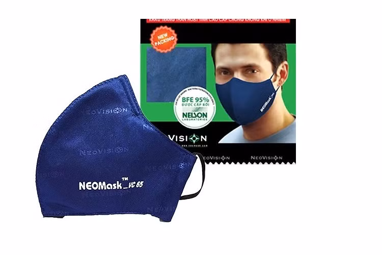 NeoMask là thương hiệu khẩu trang Việt Nam. Sản phẩm có 4 lớp bao gồm, lớp vải chính, một lớp lọc bụi cao cấp, một lớp than hoạt tính và lớp vải thấm mồ hôi. NeoMask đạt tiêu chuẩn N95, lọc được mùi hôi, hóa chất, khói bụi 95%. Bên cạnh đó, người dùng có thể rửa hay giặt khẩu trang để sử dụng lại nhiều lần từ 1-3 tháng. NeoMask có giá 32.000 đồng. Ảnh: NeoMask.
