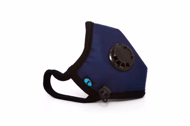 Cambridge Mask Co là mẫu khẩu trang sử dụng công nghệ lọc của Bộ Quốc Phòng Anh, giúp loại bỏ gần 100% các hạt bụi siêu mịn, khí độc, vi khuẩn và virus gây hại cho sức khoẻ con người. Sản phẩm có giá 390.000 đồng. Ảnh: Cambridge Mask Co. 