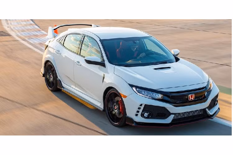 Trong khi một số người yêu thích bộ la-zăng to lớn và cả cánh gió khổng lồ gắn phía sau của honda Civic Type R, phần đông không nghĩa như thế. Mặc cho dáng vẻ “racing boy” đáng ghét, chiếc xe này lái cực hay và dễ dàng thuyết phục bất cứ ai ngồi sau tay lái.