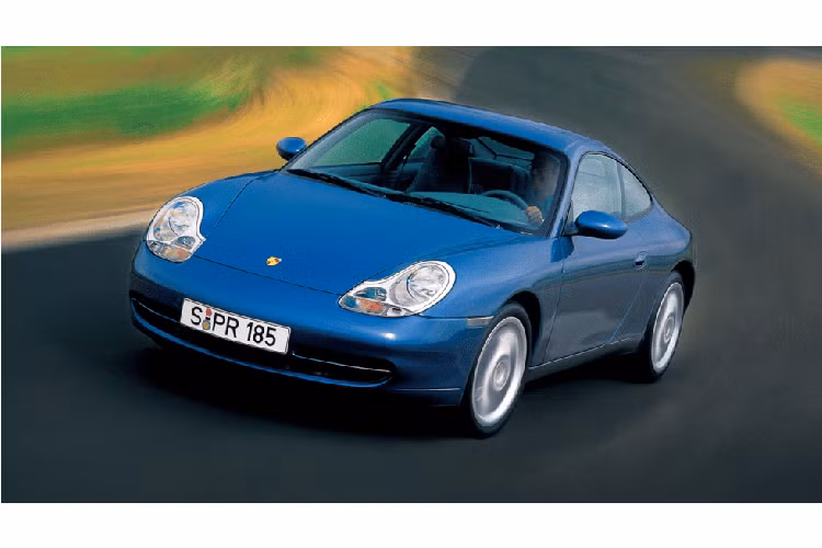Boxster đầu tiên không phải là mẫu xe Porsche duy nhất sử dụng kiểu đèn pha kỳ quặc. Porsche 911 thế hệ 996 là một sự khác biệt lớn khỏi những mẫu xe trước đó, vốn luôn sử dụng thiết kế đèn pha hình tròn đặc trưng thương hiệu. Chính vì lẽ đó mà cho tới nay, 996 vẫn là thế hệ 911 rẻ nhất. 