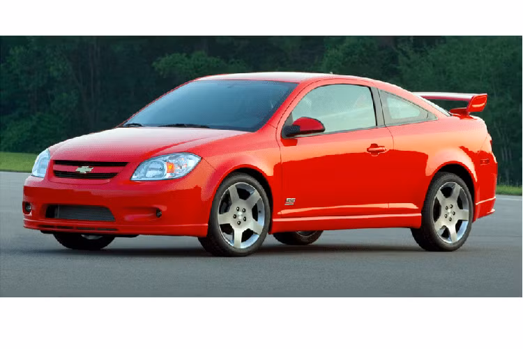 Người ta yêu thích cách lái của chiếc Cobalt SS, cho dù phong cách giữa những năm 2000 của Chevrolet lại không được hấp dẫn, đặc biệt là khi nhìn lại nó hơn một thập kỷ. Dường như nhà sản xuất đã cố gắng thiết kế một chiếc xe cho những đám đông hâm mộ “Fast &amp; Furious”, nhưng lại bỏ cuộc giữa chừng.
