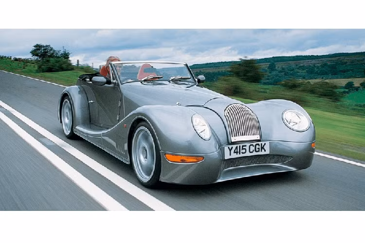 Mặc dù Morgen Aero 8 trông khá là ngầu, nhưng càng nhìn lâu thì người ta càng thấy sự kỳ quặc của nó, đặc biệt là từ góc độ như bức ảnh ở đây. Hai đèn pha của nó trông như thể hướng vào trong thay vì hướng ra ngoài con đường vậy.