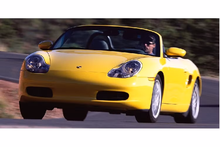 Mẫu Boxster nguyên bản đã là chiếc xe cứu lấy Porsche. Nó rẻ hơn mẫu 911, và nhờ có bố cục động cơ đặt giữa, nó lái cũng rất hay. Khuyết điểm duy nhất của nó là hệ thống đèn đầu không đẹp. 