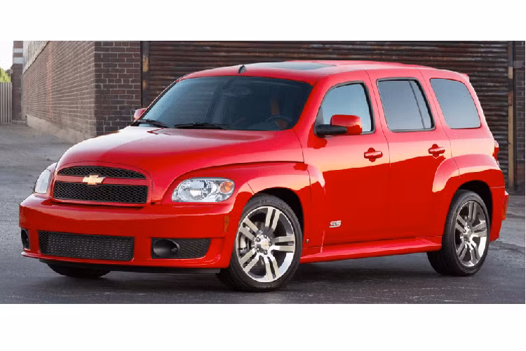 Phiên bản SS hiệu suất cao của hatchback van Chevrolet HHR đã sử dụng động cơ tăng áp từ Pontiac Solstice GXP, khiến nó trở thành một chiếc xe mang lại nụ cười phía sau vô lăng. Thế nhưng tốt nhất là bạn không nên dành thời gian ngắm nó một khi bước ra khỏi cửa.