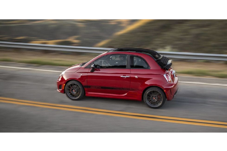 Fiat 500 Abarth là một chiếc xe tuyệt vời bởi nó có giá rẻ và lái hay. Nhưng tỉ lệ kích thước quái lạ của nó có thể khiến người ta không vừa lòng trên mặt hình thức.