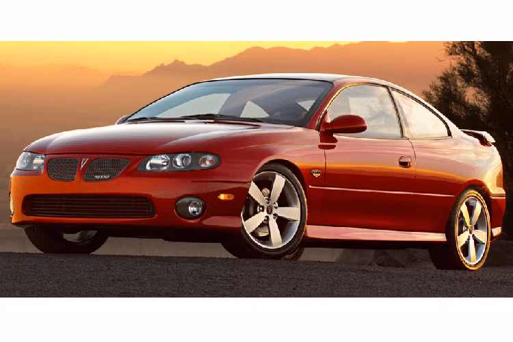 Pontiac GTO của những năm giữa 2000 là một chiếc xe đáng giá, hoàn thiện với một động cơ LS3 và hệ dẫn động bánh sau. Tuy nhiên giống nhiều cái tên khác trên danh sách này, nó lại gặp vấn đề trên phương diện hình thức. Thiết kế xe ôtô xấu xí và buồn tẻ của nó thực sự không xứng với sự cơ bắp nằm phía dưới.
