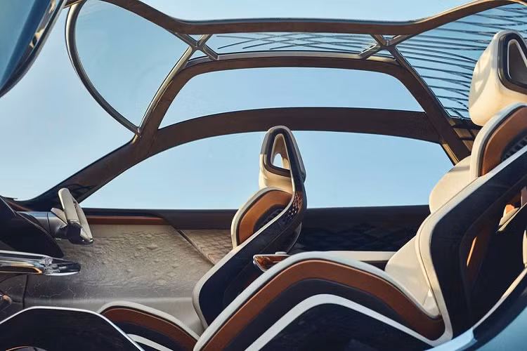 Đường dốc mái được lấy cảm hứng từ chiếc R-Type Continental có thiết kế kéo dài liền mạch tới đuôi xe, kết hợp cùng các điểm nhấn bằng đồng và bạc bao phủ quanh cửa sổ, kính chắn gió và các phần của bánh xe “Active Aero” kỳ lạ. Xe được phủ trong màu sơn Compass độc đáo.