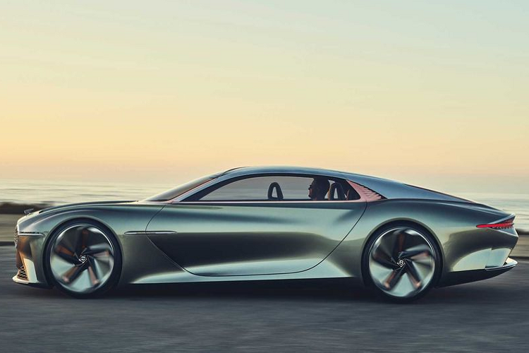 Kiểu dáng tuyệt đẹp của EXP 100 GT được tôn thêm nhờ những con số kích thước siêu khủng. Cụ thể, EXP 100 GT có thân xe dài tới 5.800 mm, rộng 2.400 mm, riêng cánh cửa xe đã chiếm tới 2.000 mm. Vì vậy mà xe có trọng lượng lên tới 1.900 kg dù thân xe được làm chủ yếu bằng nhôm và sợi carbon siêu nhẹ.