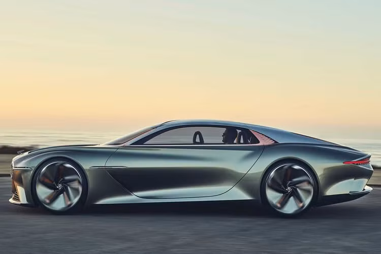 Kiểu dáng tuyệt đẹp của EXP 100 GT được tôn thêm nhờ những con số kích thước siêu khủng. Cụ thể, EXP 100 GT có thân xe dài tới 5.800 mm, rộng 2.400 mm, riêng cánh cửa xe đã chiếm tới 2.000 mm. Vì vậy mà xe có trọng lượng lên tới 1.900 kg dù thân xe được làm chủ yếu bằng nhôm và sợi carbon siêu nhẹ.