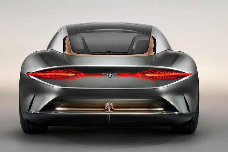 Đối với nội thất, phần da bọc bên trong xe được dệt giống như da hữu cơ hoàn toàn và có nguồn gốc từ các sản phẩm thứ cấp từ việc sản xuất rượu vang. Giống như những chiếc Bentley khác, cabin của EXP 100 GT cũng được tạo ra từ vô số loại vật liệu khác nhau, một vài loại trong số đó rất đặc biệt, trước đây ngành công nghiệp ô tô chưa từng sử dụng. Quan trọng hơn, Bentley cho biết tất cả những thành phần của EXP 100 GT đều thân thiện với môi trường.