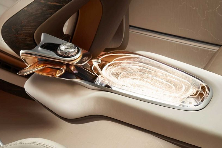 Bentley EXP 100 GT có khả năng "tự chủ" hoàn toàn với 5 chế độ lái tự động riêng biệt, nhờ vào trí tuệ nhân tạo AI, hệ thống này giống như một quản gia điện tử thực hiện các yêu cầu của chủ xe. Tuy nhiên, hệ thống sẽ chỉ hoạt động khi tài xế vẫn để tay trên vô lăng, để đảm bảo an toàn.