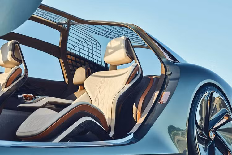 Cung cấp sức mạnh cho xe siêu sang Bentley EXP 100 GT là một hệ truyền động điện (4 động cơ điện) mạnh 1.500 mã lực, với phạm vi hoạt động lên tới 700km, xe có thể chạy nước rút từ 0 - 96 km/h trong 2,5 giây trước khi cán tốc độ tối đa 300 km/h. Khả năng sạc của xe sau khi hết điện hoàn toàn là 80% trong 15 phút sạc nhanh.