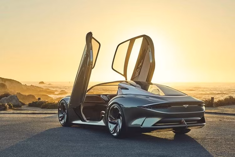 Hòa trộn giữa các yếu tố mang tính biểu tượng của Bentley với những chi tiết đến từ tương lai, xe điện siêu sang Bentley EXP 100 GT sở hữu một diện mạo vô cùng ấn tượng. Đầu tiên phải nói đến lưới tản nhiệt dạng lưới siêu lớn được tạo thành từ 6.000 bóng đèn LED, ở giữa có sự xuất hiện của một thanh đồng mỏng góp phần làm nên sức quyến rũ của mặt trước.