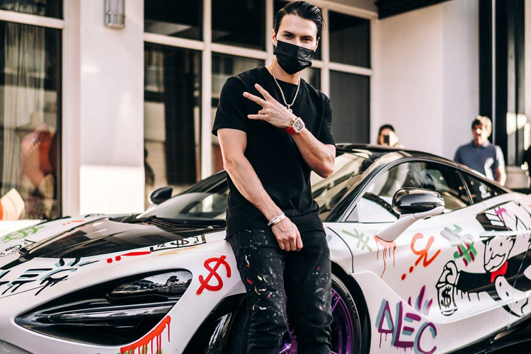 Những chiếc xe từ sang trọng tới thể thao đều đã được trở thành “nền vẽ” để những người nghệ sĩ thỏa sức sáng tạo bằng nhiều chất liệu màu khác nhau. Thông thường, những chiếc Art Car thể hiện dấu ấn cá nhân cũng như phong cách nghệ thuật của người nghệ sĩ, cũng như là thông điệp mà họ cũng như thương hiệu muốn gửi gắm tới những người hâm mộ.