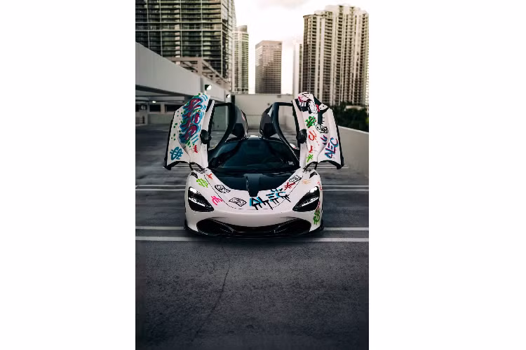 Trong lần này, chiếc McLaren 720S màu độc được đưa đến triển lãm nghệ thuật Art Basel như một tác phẩm nghệ thuật, không phải là một chiếc siêu xe. Có thể nói, phong trào “art car” đã hình thành và lan rộng trong những năm gần đây.