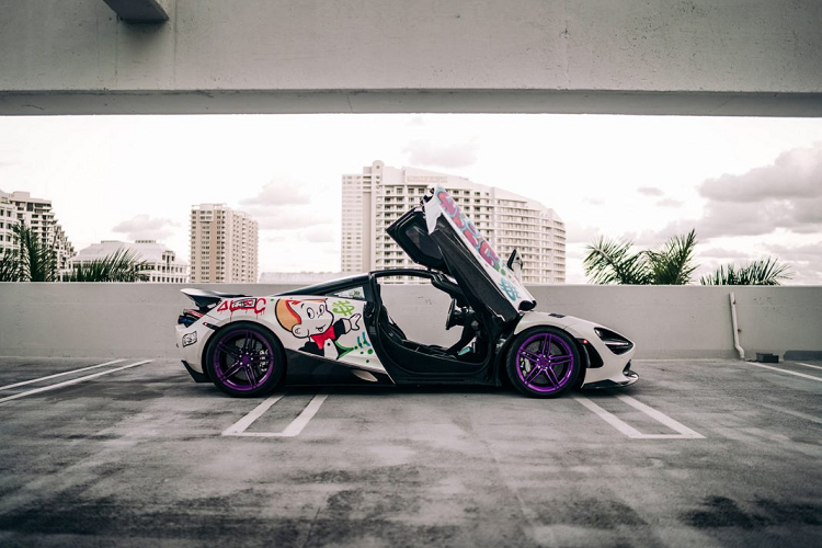 Bộ kit bao gồm phần capo trước, bộ lip mới và cả phần cánh gió sau mới bằng sợi carbon.