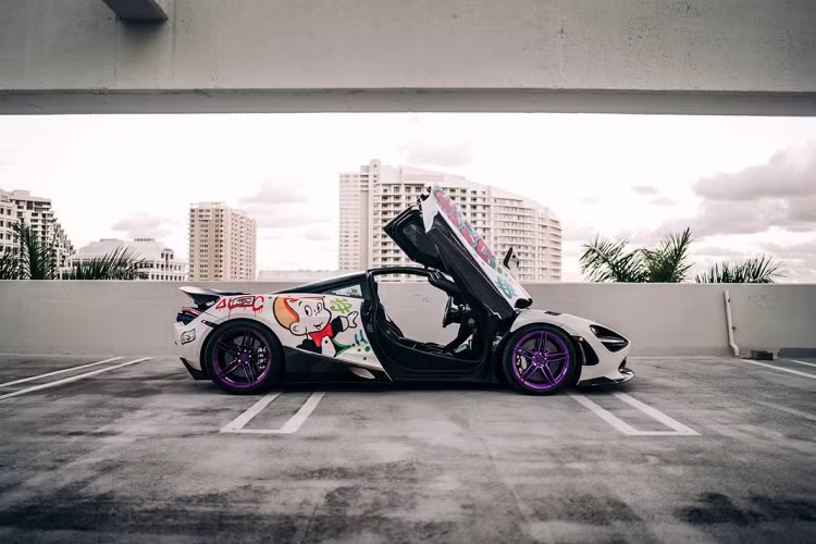 Bộ kit bao gồm phần capo trước, bộ lip mới và cả phần cánh gió sau mới bằng sợi carbon.