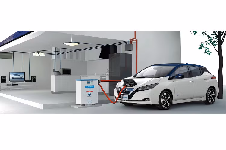 Bản nâng cấp Nissan Leaf 2020 được trang bị hệ thống thông tin giải trí 9 inch tiêu chuẩn với giao diện người dùng thân thiện. Người mua có thể chọn hai màu mới, Vivid Blue và Stealth Gray. Tất cả phiên bản đều có ăngten vây cá mập.