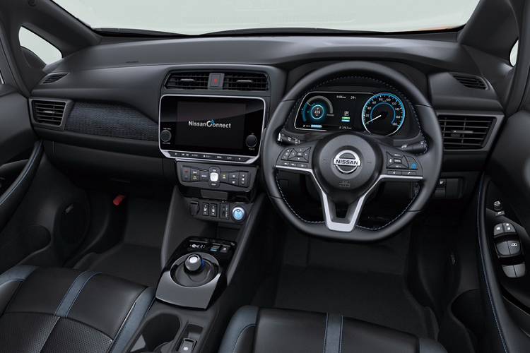 Tính năng dẫn đường Door-to-Door cũng khá mới mẻ. Bản đồ dẫn đường được cập nhật qua mạng, tính năng Docomo in Car Connect biến khoang lái thành khu vực kết nối Wi-Fi. Lần đầu tiên, công cụ tìm kiếm Google được tích hợp cho dòng xe Nissan.