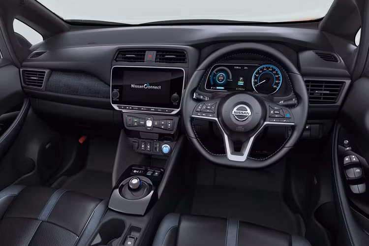 Tính năng dẫn đường Door-to-Door cũng khá mới mẻ. Bản đồ dẫn đường được cập nhật qua mạng, tính năng Docomo in Car Connect biến khoang lái thành khu vực kết nối Wi-Fi. Lần đầu tiên, công cụ tìm kiếm Google được tích hợp cho dòng xe Nissan.