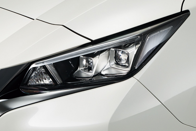 Bản này được trang bị gói tính năng trợ lái tương tự bản tiêu chuẩn, sơn màu riêng kết hợp giữa màu thân xe Aurora Flare Blue Pearl và mui xe Super Black.