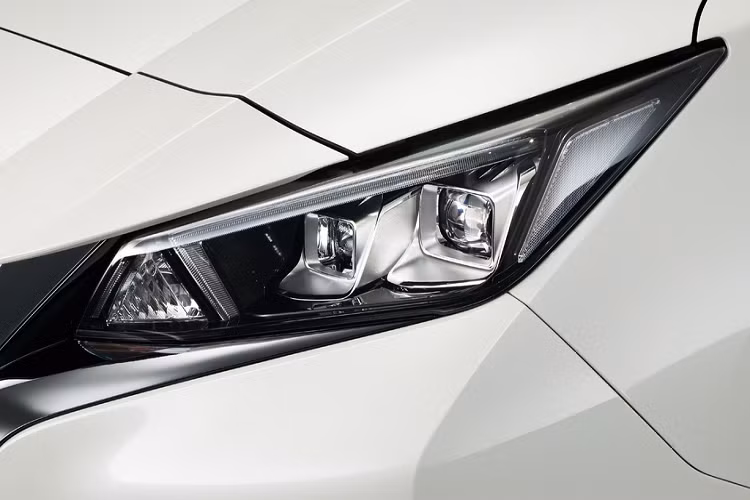 Bản này được trang bị gói tính năng trợ lái tương tự bản tiêu chuẩn, sơn màu riêng kết hợp giữa màu thân xe Aurora Flare Blue Pearl và mui xe Super Black.