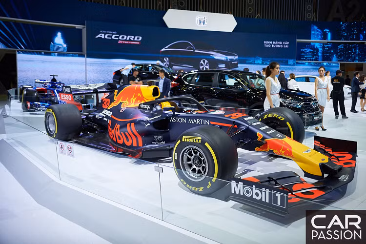 Hiện tại, hai đội đua này là hai đội đua duy nhất sử dụng động cơ do Honda cung cấp trong năm nay. Với động cơ đến từ hãng xe Nhật Bản, Red Bull Racing đã có 2 lần chiến thắng chặng trong năm nay tại Áo và Đức, tất cả đều thuộc về tay đua trẻ Max Verstappen.