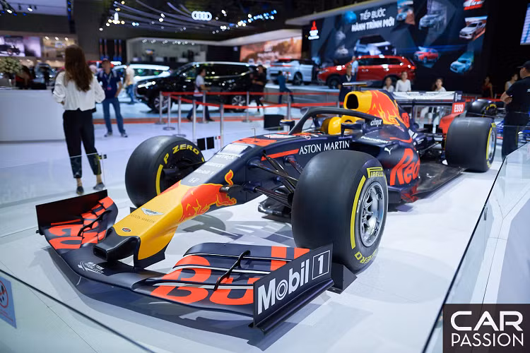 Cụ thể, các chi tiết khí động học hai bên sườn xe được lược bỏ, cánh gió trước và sau được thay thế bởi cánh gió của xe năm nay – chiếc RB15.