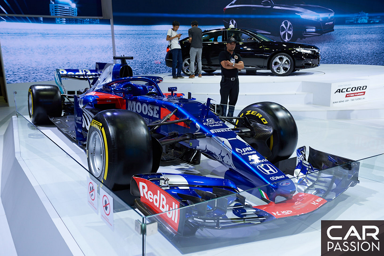 Tuy nhiên, hai mô hình xe đua được Honda mang về triển lãm lần này đều thuộc đời trước, cụ thể là chiếc STR12 được Toro Rosso sử dụng vào năm 2017 và chiếc RB14 được RBR sử dụng vào năm 2018. Trước đây, chiếc STR12 cũng đã xuất hiện tại VMS vào năm 2018, khi đó, xe chưa được trang bị thêm bộ phận bảo vệ người lái – HALO cũng như phần cánh chữ T chưa được lược bỏ.