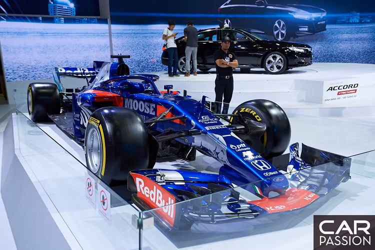 Tuy nhiên, hai mô hình xe đua được Honda mang về triển lãm lần này đều thuộc đời trước, cụ thể là chiếc STR12 được Toro Rosso sử dụng vào năm 2017 và chiếc RB14 được RBR sử dụng vào năm 2018. Trước đây, chiếc STR12 cũng đã xuất hiện tại VMS vào năm 2018, khi đó, xe chưa được trang bị thêm bộ phận bảo vệ người lái – HALO cũng như phần cánh chữ T chưa được lược bỏ.