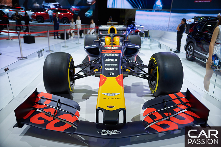 Với chiếc RB14, đội đua Red Bull đã giành đến 4 chiến thắng vào năm ngoái ở các chặng đua Trung Quốc, Monaco (Daniel Ricciardo), Áo và Mexico (Max Verstappen).