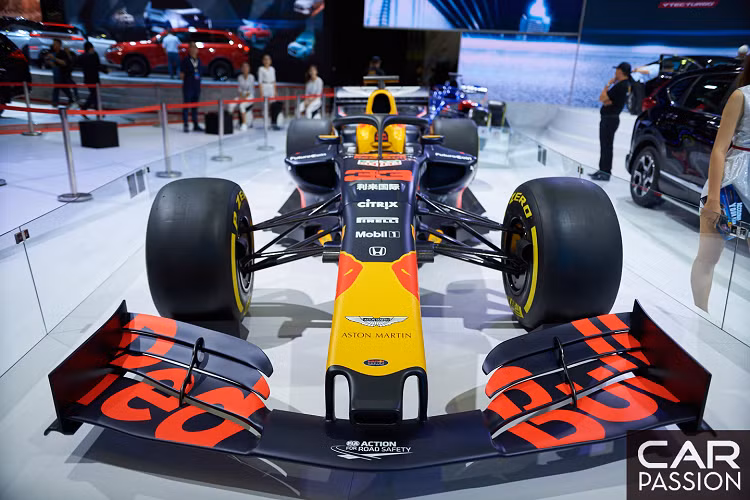 Với chiếc RB14, đội đua Red Bull đã giành đến 4 chiến thắng vào năm ngoái ở các chặng đua Trung Quốc, Monaco (Daniel Ricciardo), Áo và Mexico (Max Verstappen).