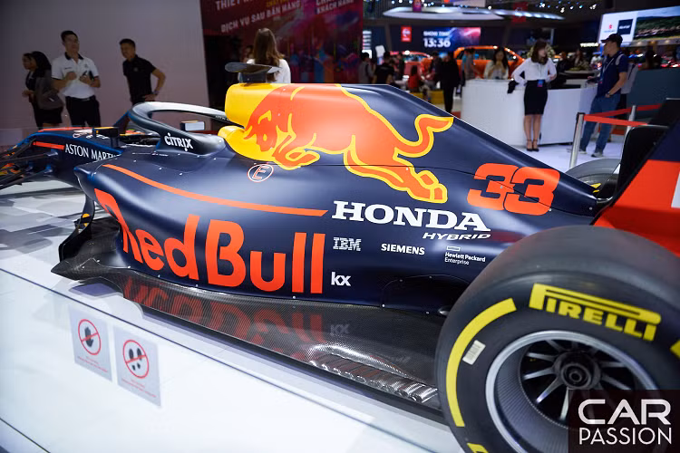 Ở thời điểm đó, chiếc xe vẫn sử dụng động cơ do Renault cung cấp.