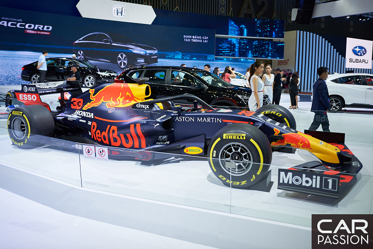 Những chi tiết cơ khí đắt tiền như động cơ, bộ tăng áp, hệ thống tái tạo năng lượng nhiệt – cơ,… đều đã được lược bỏ nhằm đảm bảo tính bảo mật của các đội đua.