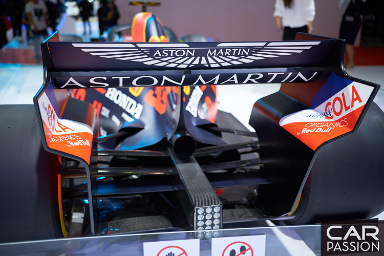 Cả hai chiếc xe đua Công thức 1 được trưng bày tại gian hàng Honda trong khuôn khổ triển lãm ô-tô Việt Nam 2019 đều là mô hình mô phỏng lại chiếc xe đua thật. 