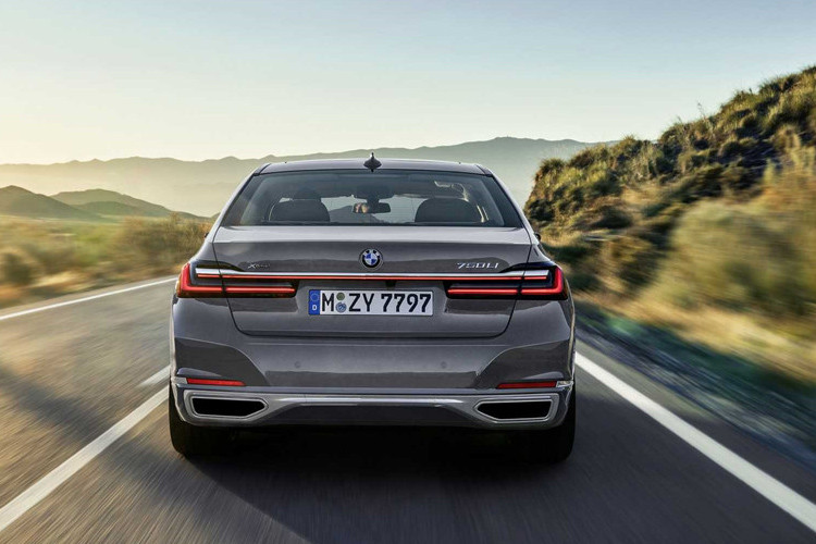 Mẫu xe này còn có biến thể hybrid plug-in 745e xDrive sử dụng động cơ 6 xi-lanh thẳng hàng kết hợp với một động cơ điện, cho tổng sức mạnh đầu ra là 389 mã lực và 594 Nm. Theo kế hoạch, giá xe BMW 7-Series 2020 sẽ chính thức công bố vào tháng 4 năm nay với 4 phiên bản dùng hệ dẫn động 4 bánh và 1 phiên bản sử dụng hệ dẫn động cầu sau.