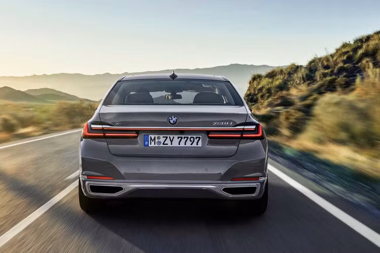 Mẫu xe này còn có biến thể hybrid plug-in 745e xDrive sử dụng động cơ 6 xi-lanh thẳng hàng kết hợp với một động cơ điện, cho tổng sức mạnh đầu ra là 389 mã lực và 594 Nm. Theo kế hoạch, giá xe BMW 7-Series 2020 sẽ chính thức công bố vào tháng 4 năm nay với 4 phiên bản dùng hệ dẫn động 4 bánh và 1 phiên bản sử dụng hệ dẫn động cầu sau.