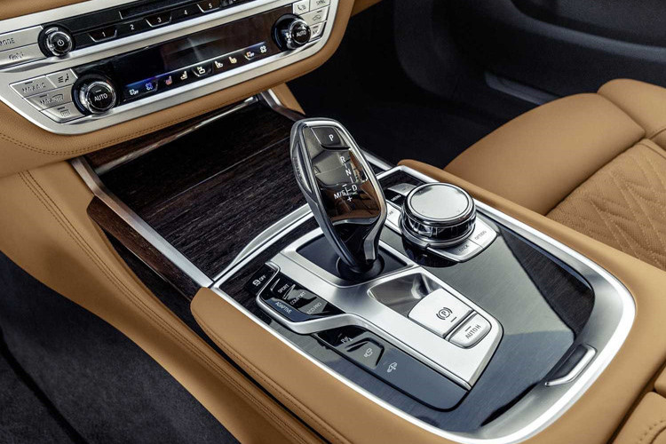 Về động cơ, bản mạnh mẽ nhất M760i xDrive sở hữu động cơ tăng áp kép V12 6.6L, sản sinh công suất 600 mã lực và mô-men xoắn 850 Nm. Xe có thể tăng tốc từ 0-100 km/h sau 3,6 giây, trước khi đạt tốc độ tối đa 250 km/h.