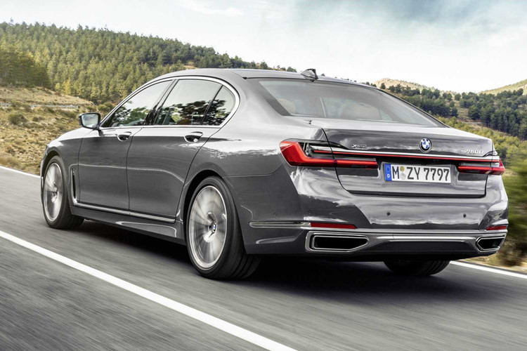 Ở phía sau, cụm đèn hậu đã được làm mỏng hơn 1,4 inch và có sự liền mạch nhờ dải LED mảnh, phong cách thiết kế gợi nhiều liên tưởng tới đối thủ cạnh tranh trực tiếp Audi A8.