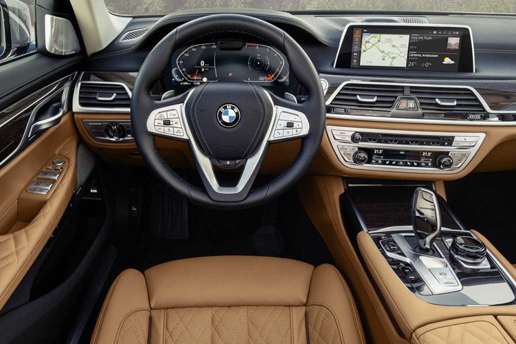 Đặc biệt, hệ thống này còn tích hợp công nghệ trợ lái thông minh IPA có khả năng nhận diện giọng nói và quan sát thói quen của tài xế để tự động bật sưởi ghế hay điều chỉnh nhiệt độ điều hòa.