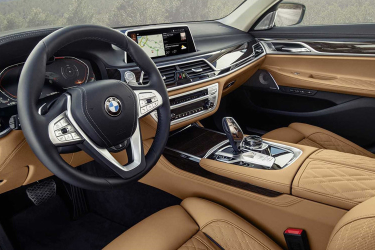 Nội thất bọc da Dakota với 5 lựa chọn màu sắc khác nhau. Cùng với đó là những trang bị hiện đại như cụm đồng hồ kỹ thuật số mới, màn hình 12,3 inch đóng vai trò bảng đồng hồ kỹ thuật số toàn phần. Hệ thống thông tin giải trí thông qua màn hình cảm ứng 10,25 inch chạy trên hệ điều hành iDrive 7...