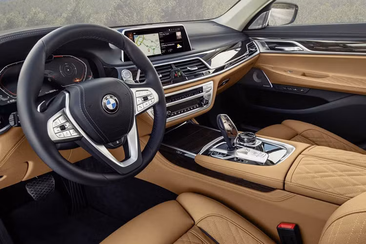 Nội thất bọc da Dakota với 5 lựa chọn màu sắc khác nhau. Cùng với đó là những trang bị hiện đại như cụm đồng hồ kỹ thuật số mới, màn hình 12,3 inch đóng vai trò bảng đồng hồ kỹ thuật số toàn phần. Hệ thống thông tin giải trí thông qua màn hình cảm ứng 10,25 inch chạy trên hệ điều hành iDrive 7...